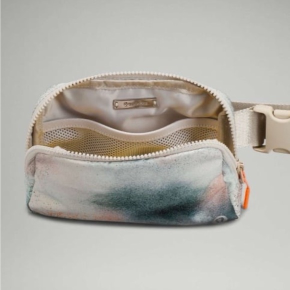 NWT Lululemon everywhere belt bag 1L - Picture 5 of 12
